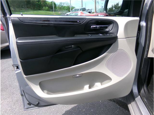 Used 2017 Dodge Grand Caravan SE FWD image 2