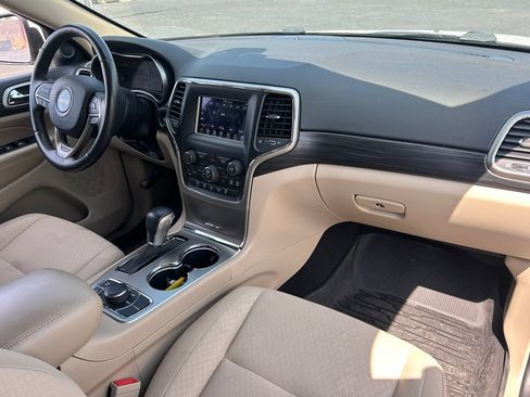 Used 2019 Jeep Grand Cherokee Laredo AWD/4WD image 35