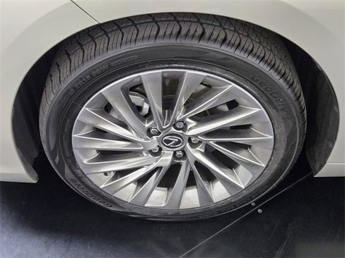 Certified 2022 Lexus ES 300h w/ Luxury Package image 12