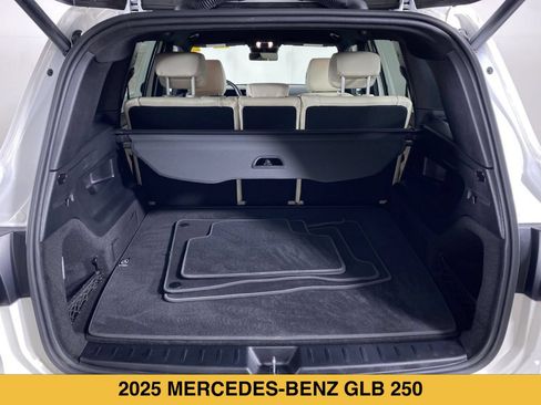Used 2025 Mercedes-Benz GLB 250 4MATIC image 13