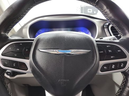 Used 2021 Chrysler Pacifica Touring-L image 30