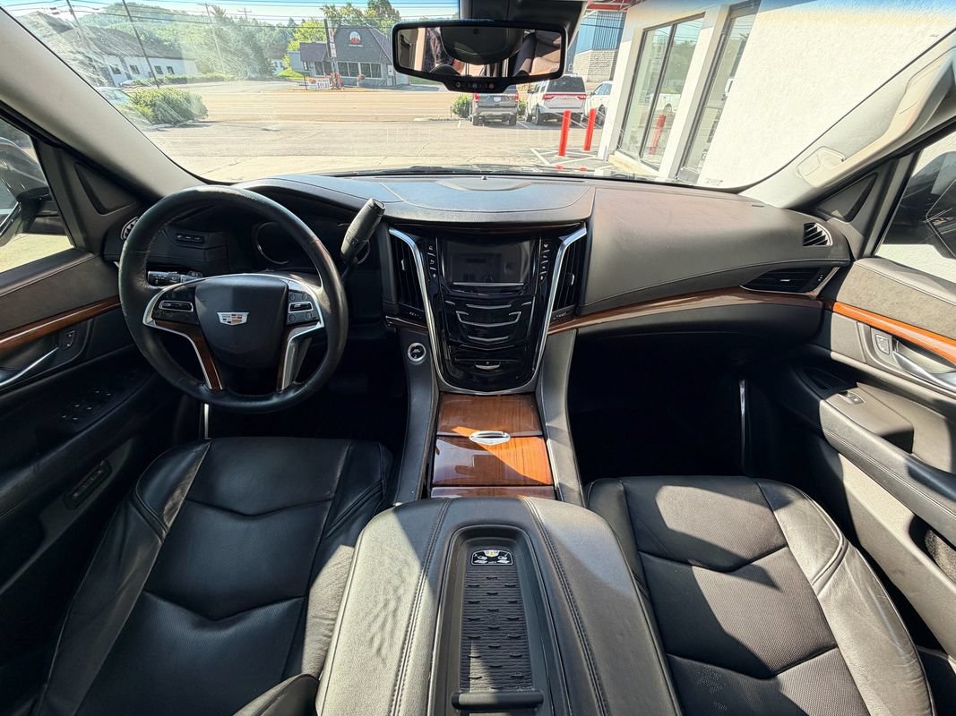 Used 2016 Cadillac Escalade Luxury AWD/4WD image 21