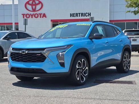 Used 2025 Chevrolet Trax RS w/ Sunroof Package FWD image 1