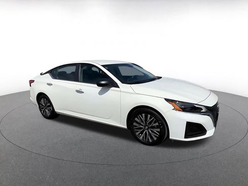Used 2025 Nissan Altima 2.5 SV FWD image 2