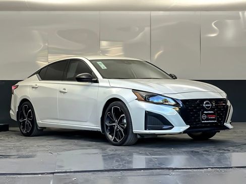 Used 2023 Nissan Altima 2.5 SR FWD image 1