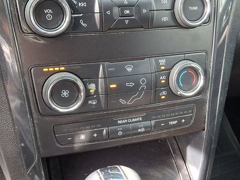 Used 2019 Ford Explorer XLT AWD/4WD image 17