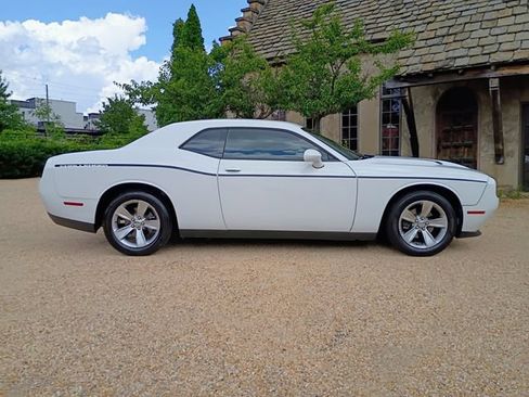 Used 2017 Dodge Challenger SXT RWD image 15
