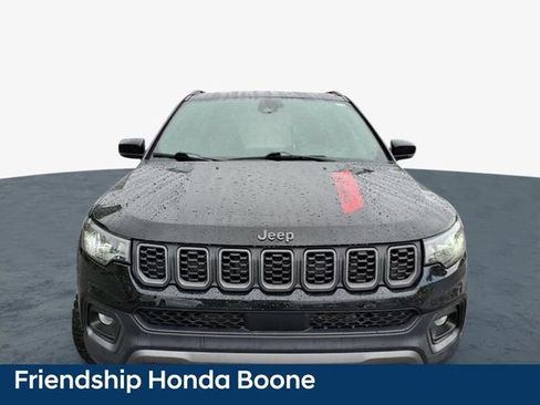 Used 2025 Jeep Compass Trailhawk w/ Trailer Tow Group AWD/4WD image 4