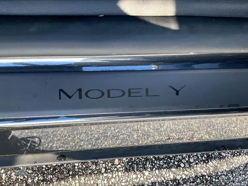 Used 2024 Tesla Model Y 2WD image 30