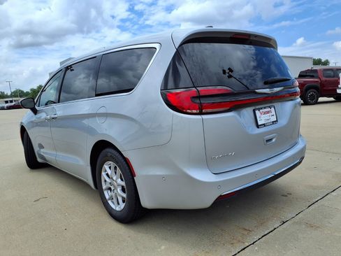 Used 2023 Chrysler Pacifica Touring-L FWD image 28