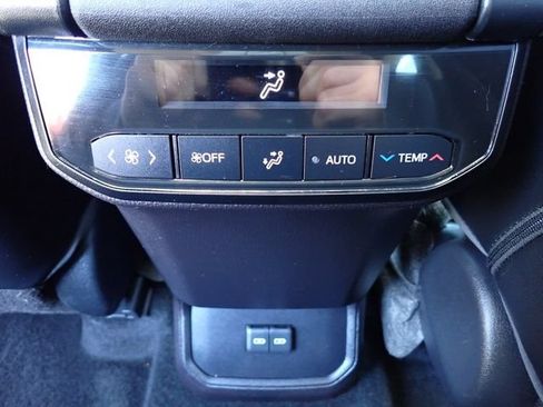 Used 2023 Toyota Highlander XLE AWD/4WD image 19