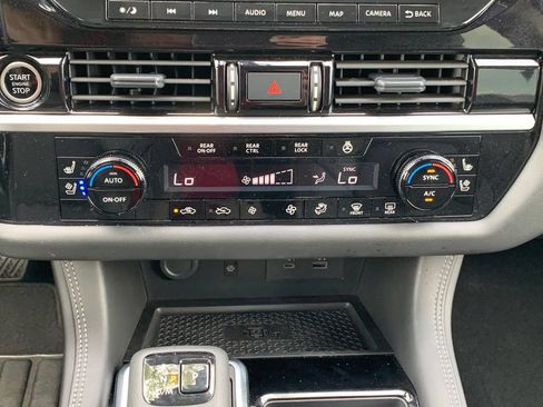 Used 2024 Nissan Pathfinder Platinum FWD image 16