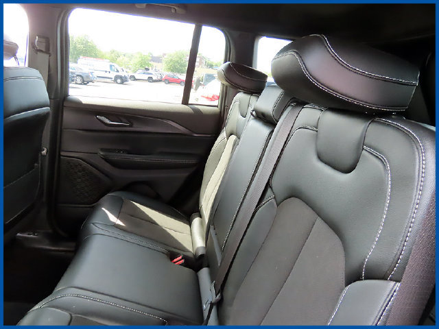 Used 2024 Jeep Grand Cherokee Altitude AWD/4WD image 10