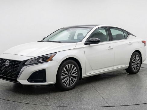 Used 2025 Nissan Altima 2.5 SV FWD image 3