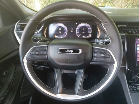 Used 2025 Jeep Grand Cherokee Laredo X w/ Luxury Tech Group I AWD/4WD image 4