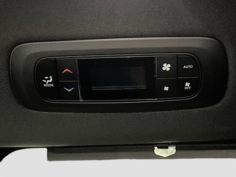 Used 2026 Chrysler Pacifica Select FWD image 24