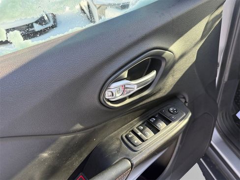 Used 2019 Jeep Cherokee Trailhawk image 14