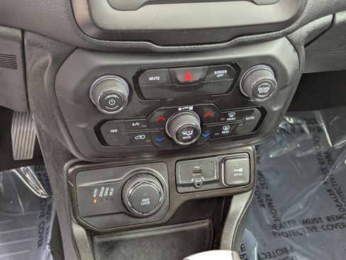 Used 2020 Jeep Renegade Latitude w/ Popular Equipment Group image 23