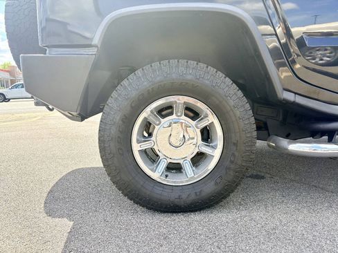 Used 2005 HUMMER H2 w/ Preferred Equipment Group AWD/4WD image 40