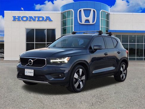 Used 2022 Volvo XC40 T5 Momentum w/ Premium Package image 7