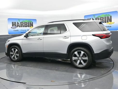 Used 2022 Chevrolet Traverse LT w/ LT Premium Package FWD image 3
