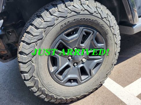Used 2016 Jeep Wrangler Unlimited Sahara AWD/4WD image 4