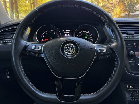 Used 2021 Volkswagen Tiguan SE w/ Panoramic Sunroof Package image 18