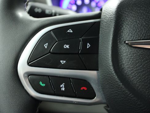 Used 2023 Chrysler Pacifica Touring-L FWD image 21