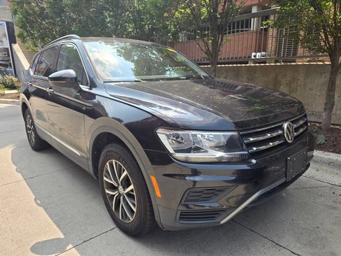 Used 2018 Volkswagen Tiguan SE w/ Panoramic Sunroof Package AWD/4WD image 2