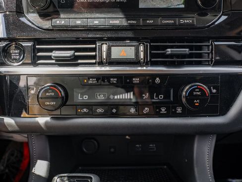 Used 2025 Nissan Pathfinder SL AWD/4WD image 28