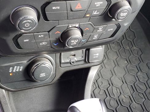 Used 2021 Jeep Renegade Limited image 25