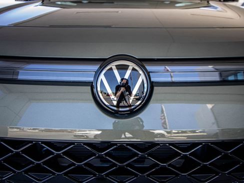 New 2026 Volkswagen Tiguan SE R-Line FWD image 8