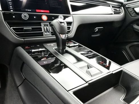Certified 2025 Porsche Macan AWD/4WD image 11