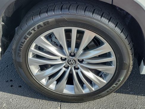 Used 2023 Toyota Highlander Platinum image 10