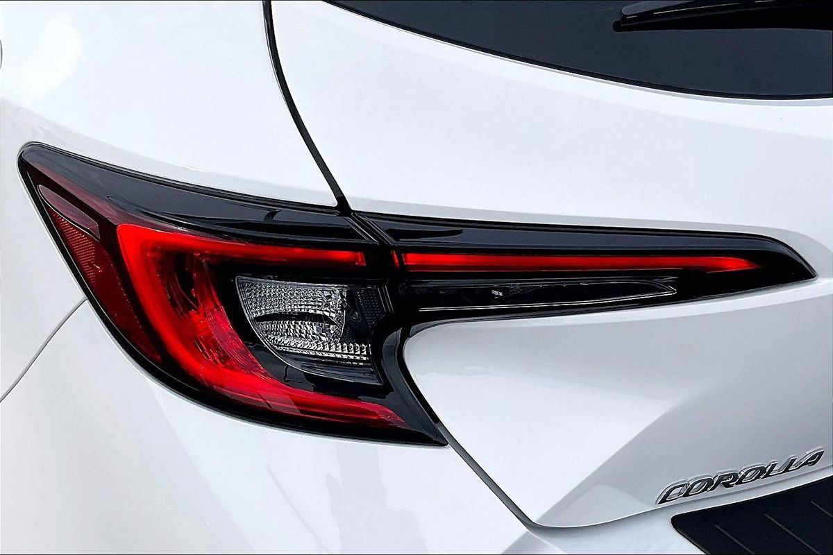 Used 2024 Toyota Corolla SE w/ SE Package FWD image 28