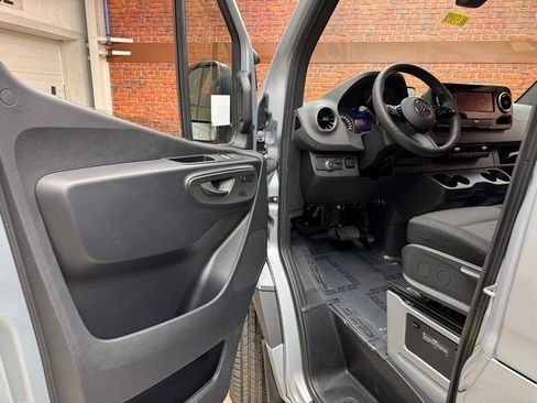 Used 2025 Mercedes-Benz Sprinter 2500 image 9