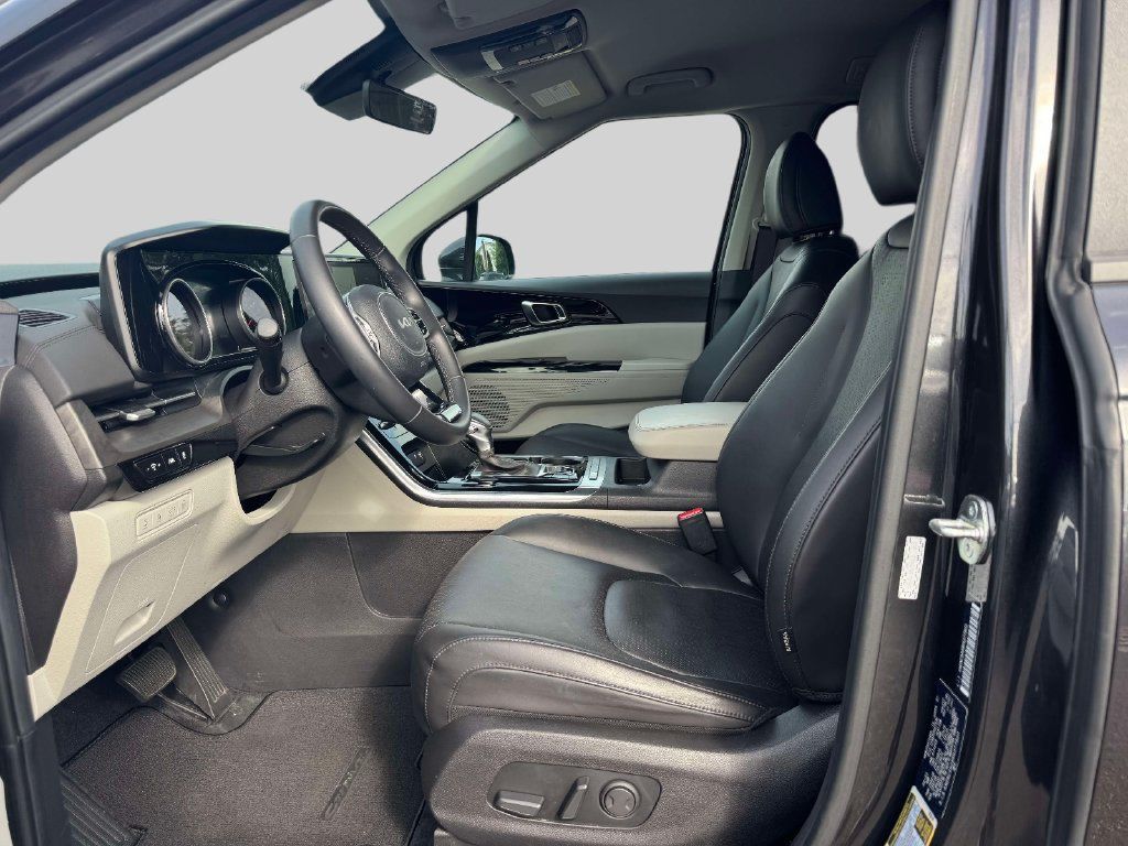 Used 2024 Kia Carnival EX FWD image 14