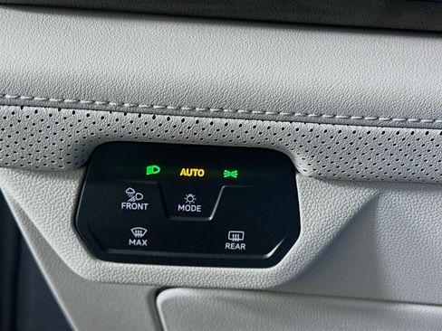 Used 2024 Volkswagen Atlas SE w/ Panoramic Sunroof Package image 17