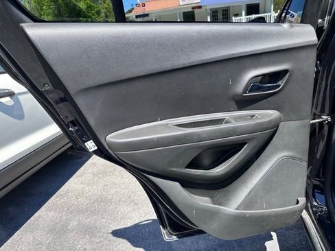 Used 2021 Chevrolet Trax LT w/ Sport Edition image 8