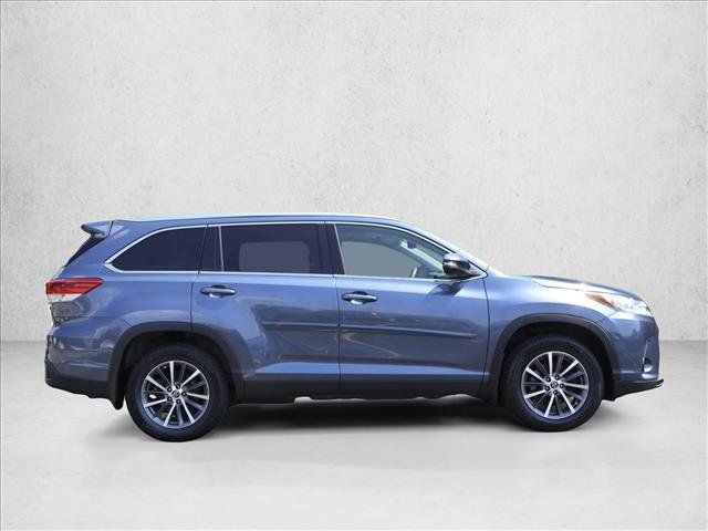 Used 2019 Toyota Highlander XLE AWD/4WD image 4