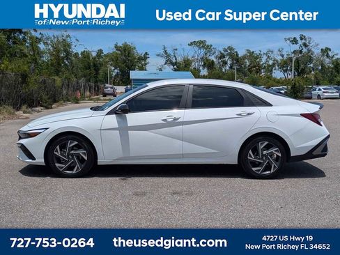 Used 2025 Hyundai Elantra Sport FWD image 2