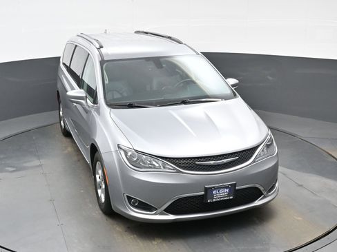 Used 2017 Chrysler Pacifica Touring-L Plus image 41