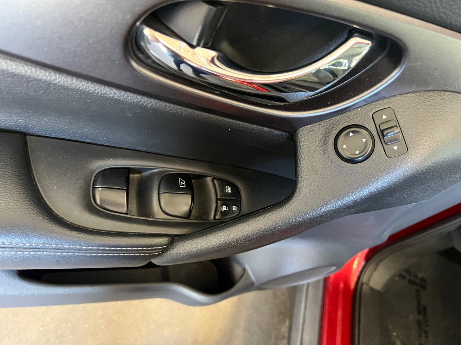 Used 2016 Nissan Rogue SV AWD/4WD image 11