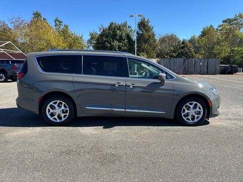 Used 2020 Chrysler Pacifica Touring-L Plus w/ Tire & Wheel Group image 6