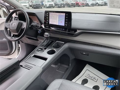 Used 2021 Toyota Sienna Limited image 16