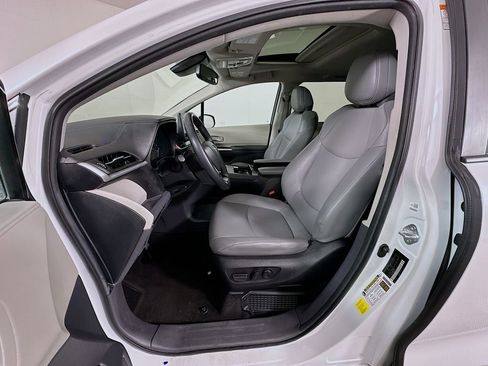 Used 2024 Toyota Sienna XLE image 21