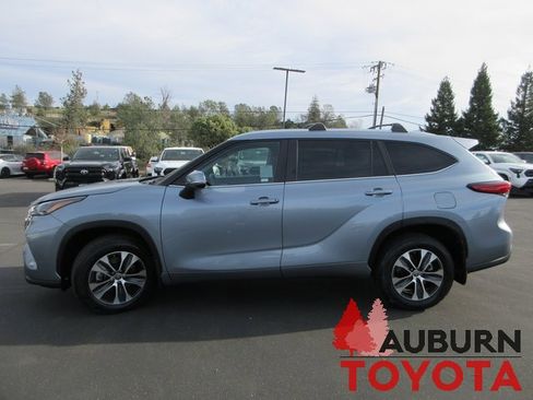 Certified 2023 Toyota Highlander XLE image 9