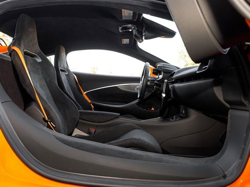 Used 2025 McLaren Artura image 31