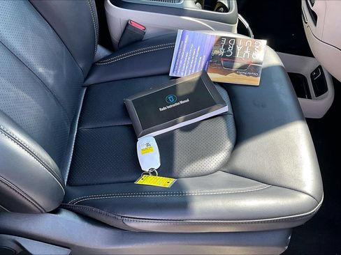Used 2023 Chrysler Pacifica Touring-L FWD image 38