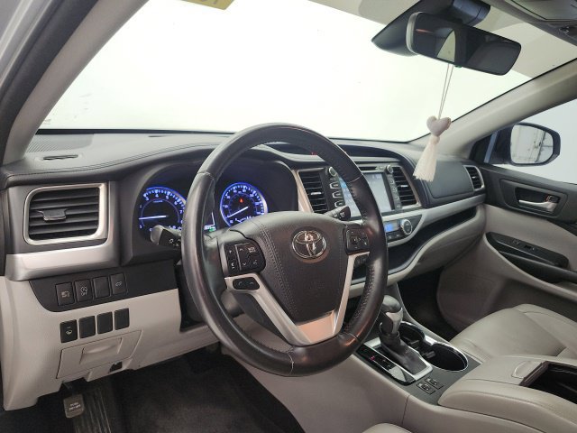 Used 2018 Toyota Highlander XLE FWD image 13